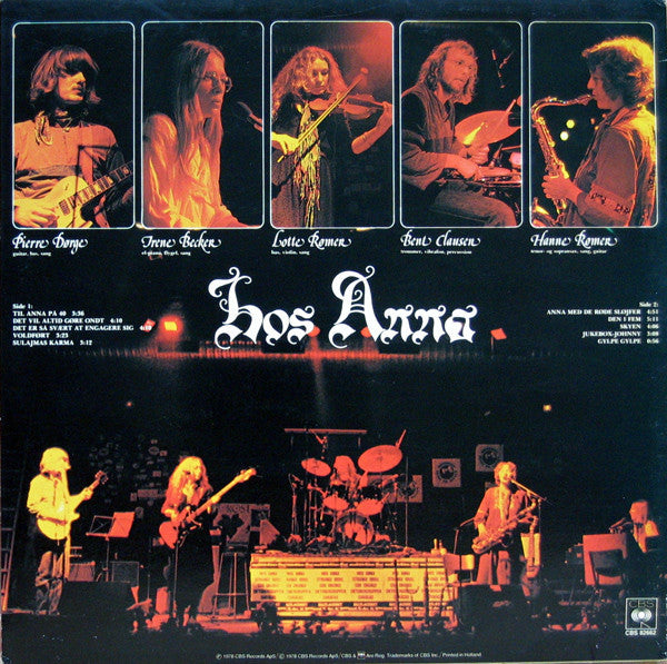 Hos Anna ‎– Med De Røde Sløjfer